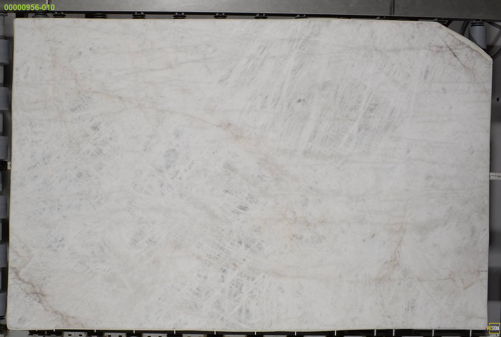 Cristallo Quartzite Slab in Sun Valley, Los Angeles
