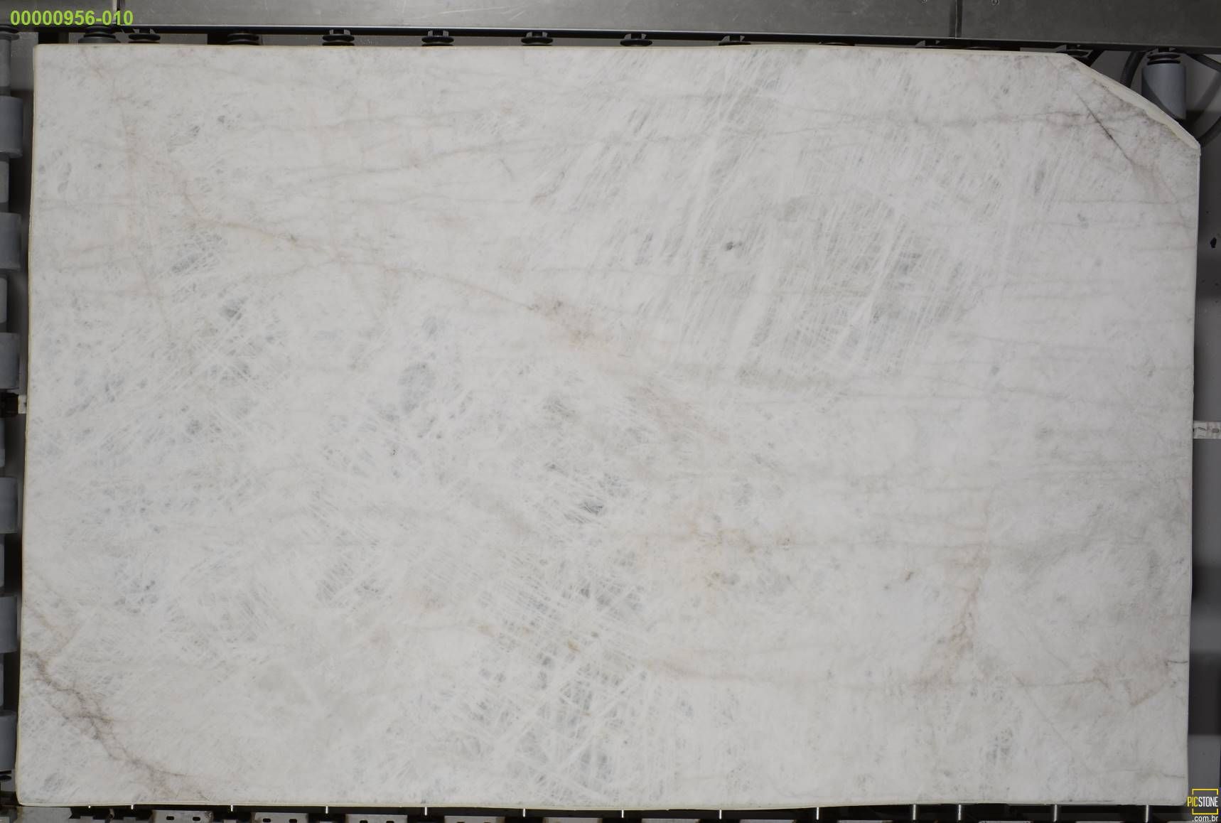 Cristallo Quartzite Slab in Sun Valley, Los Angeles